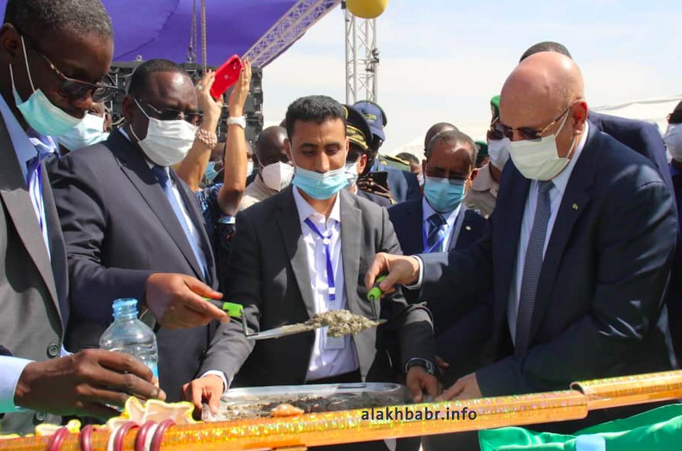 الرئيسان الموريتاني محمد ولد الغزواني، والسنغالي ماكي صال خلال إعطاء إشارة انطلاق أشغال الجسر اليوم (الأخبار)