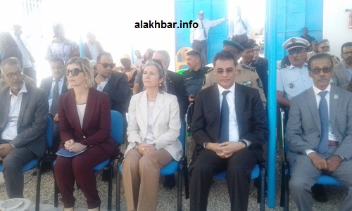 في الوسط ممثلة المنظمة الدولية للهجرة لورا بجانب والي الولاية في حفل تدشين مقر مشترك/الأخبار