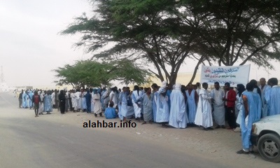 رفع الصيادون أمس في احتجاجهم لافتات كتب عليها 15 يوما خط أحمر/ الأخبار