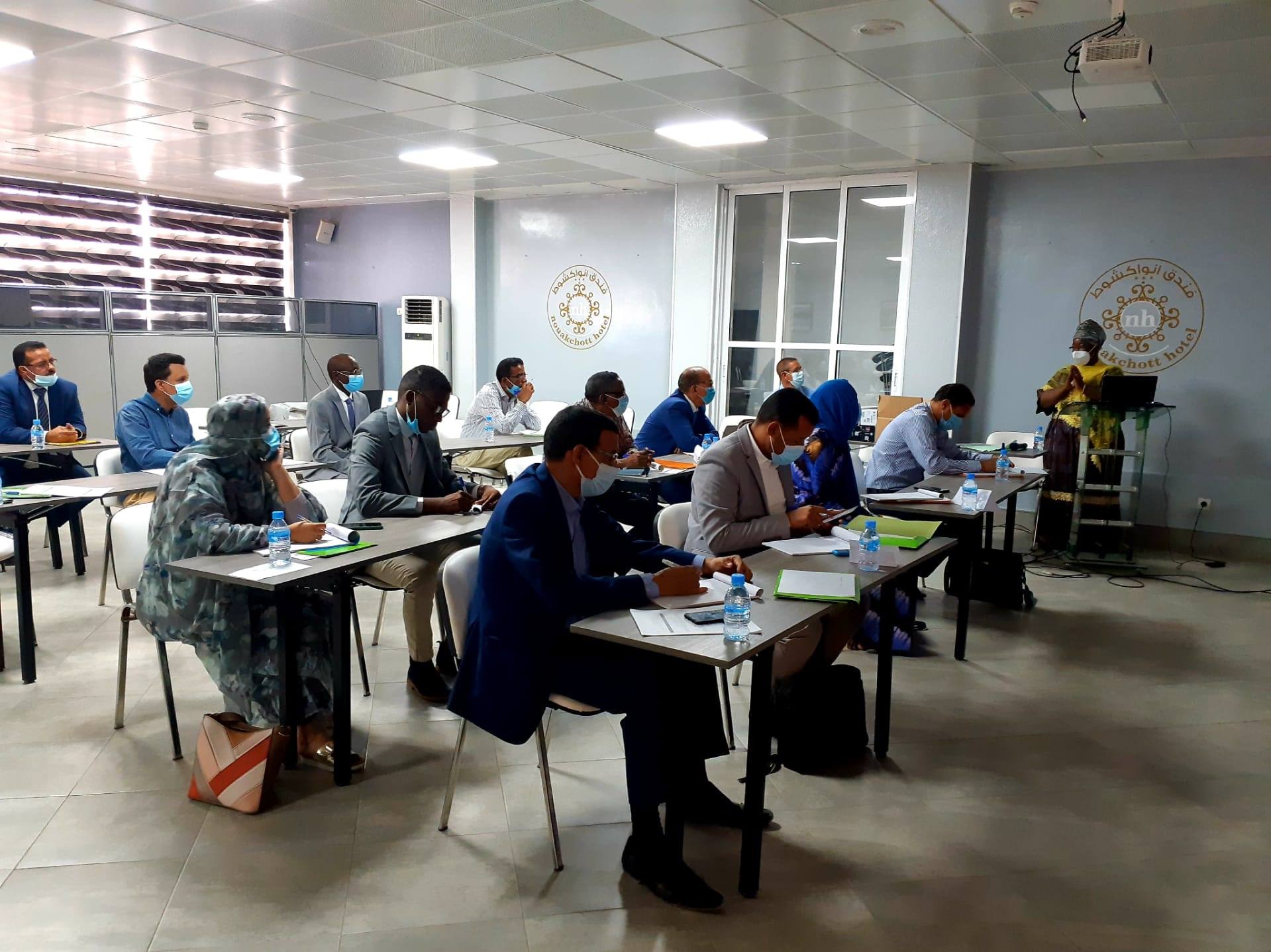 کارکنان وزارت بهداشت در حین آموزش در صندوق نواکوت 