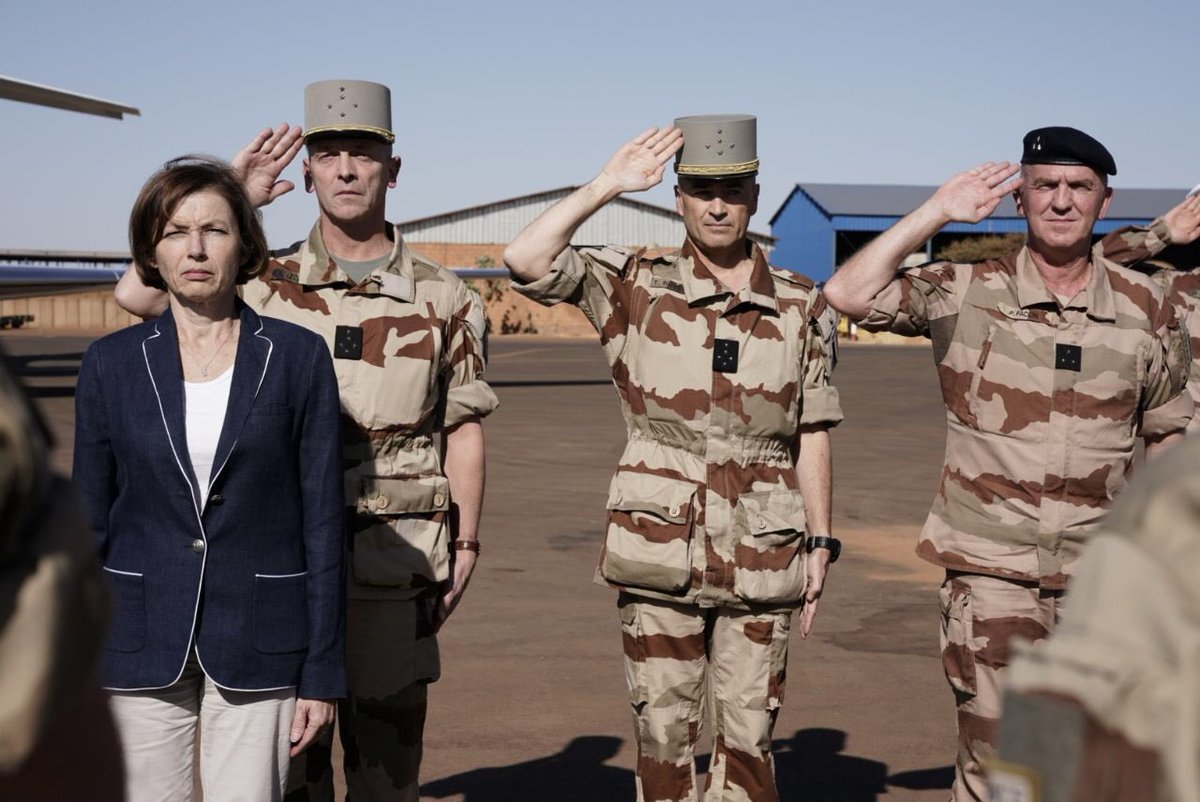 وزيرة الجيوش الفرنسية فلورنس بارلي خلال زيارة سابقة للقوات الفرنسية بمالي