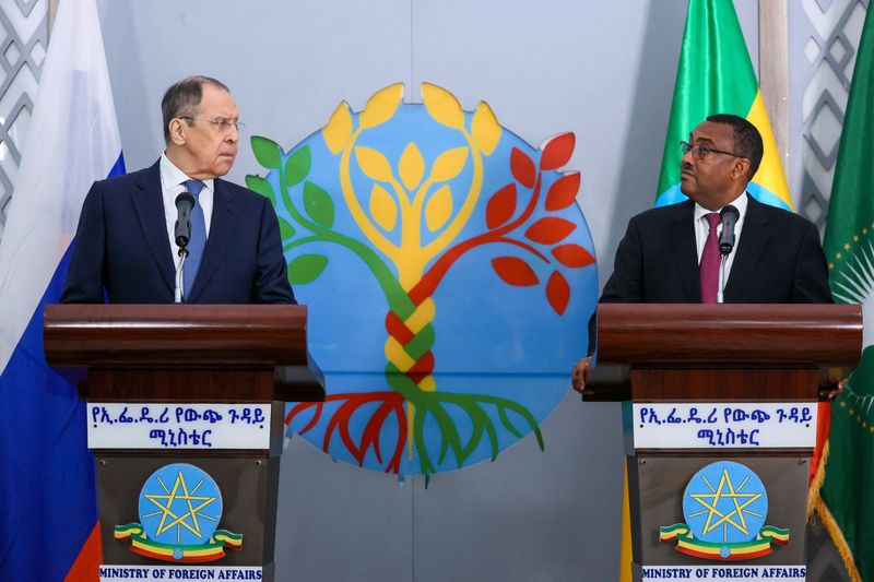 وزير الخارجية الروسي سيرغي لافروف ونظيره الإثيوبي دمقيم كونن