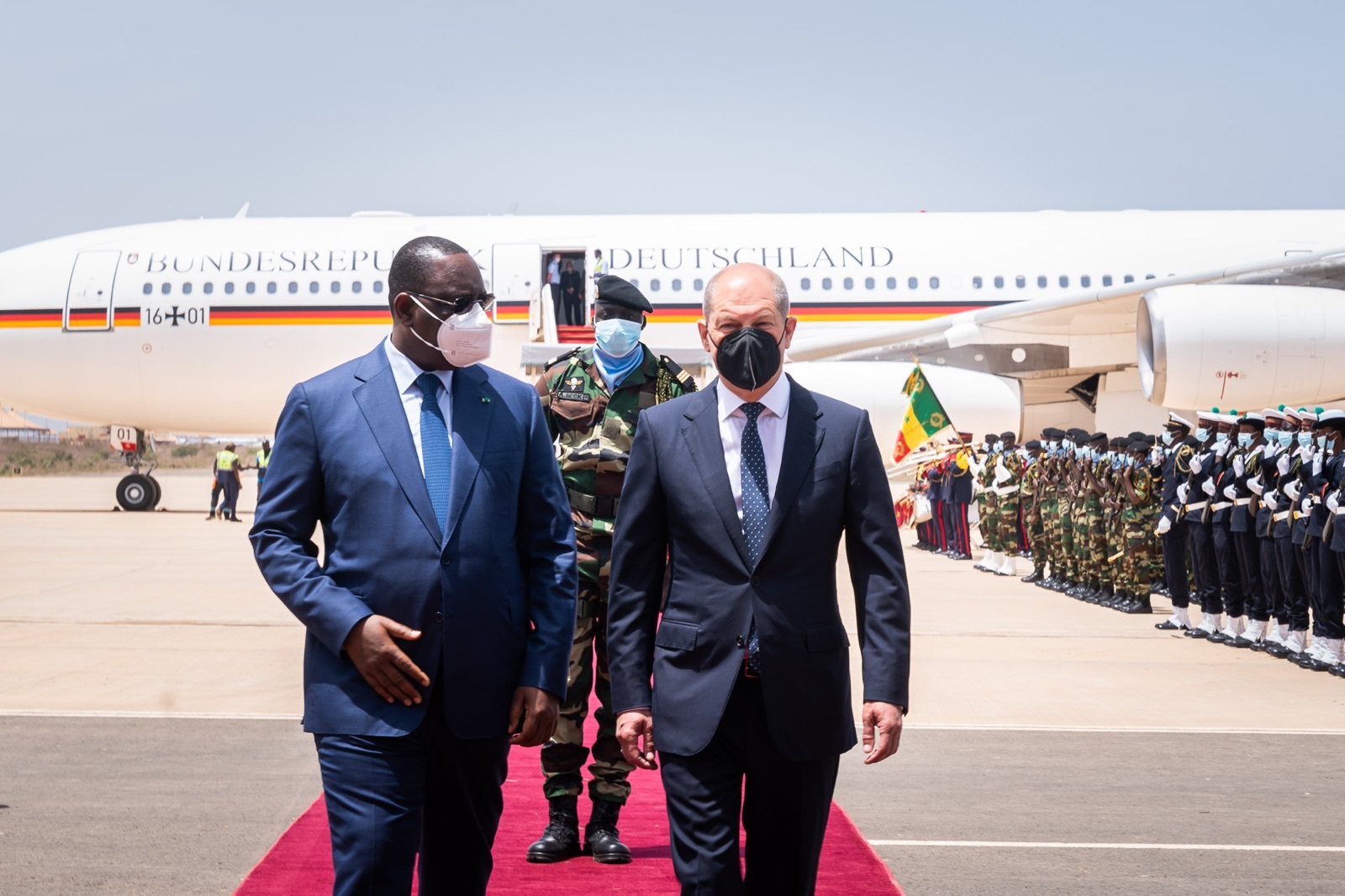 المستشار الألماني أولاف شولتس والرئيس السنغالي ماكي صال 