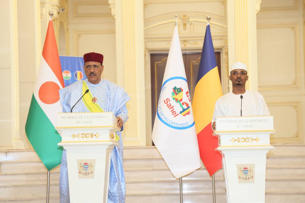 الرئيسان اتشادي - من اليمين - محمد إدريس ديبي والنيجري محمد بازوم 
