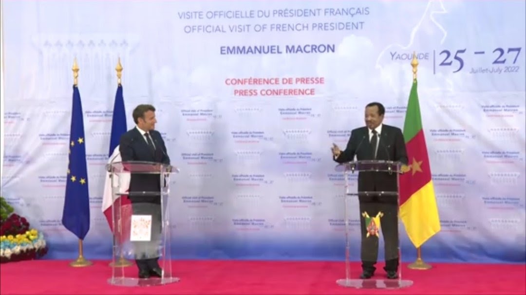 الرئيس الفرنسي إيمانويل ماكرون خلال مؤتمر صحفي مشترك مع الرئيس الكاميروني بول بيا 