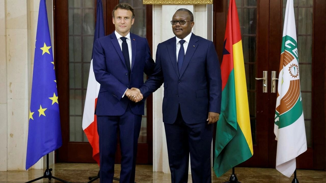 الرئيس الفرنسي إيمانويل ماكرون ونظيره البيساو غيني عمارو سيسوكو إمبالو 