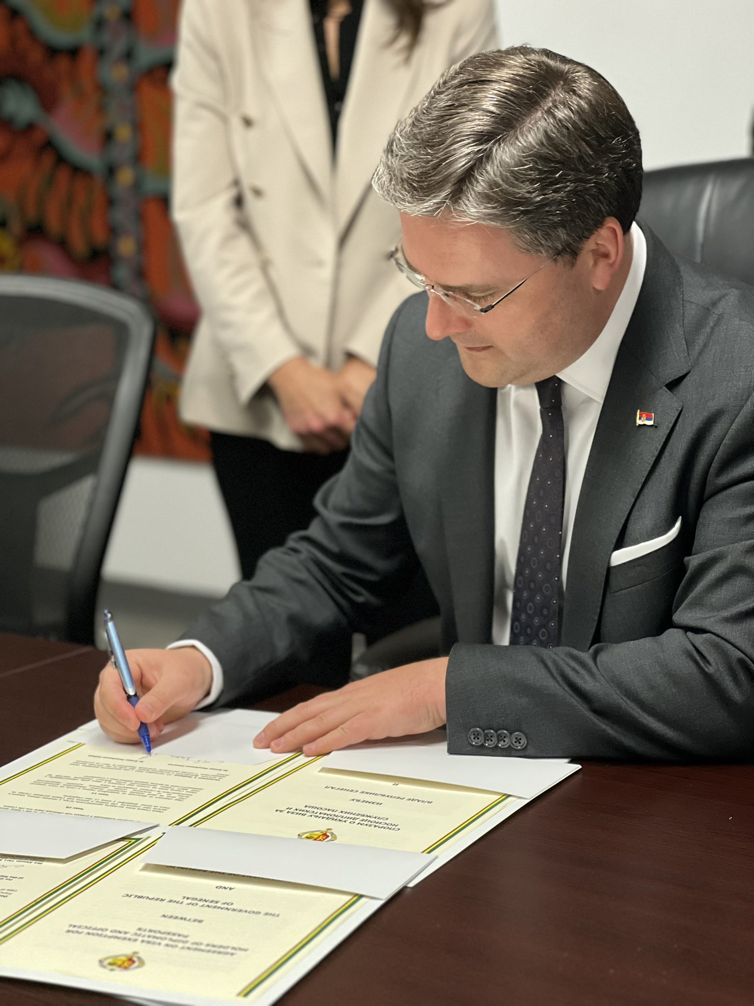 وزير الخارجية الأوكراني دميتري كوليبا خلال توقيعه بروتوكول اتفاق بداكار مع نظيرته السنغالية 
