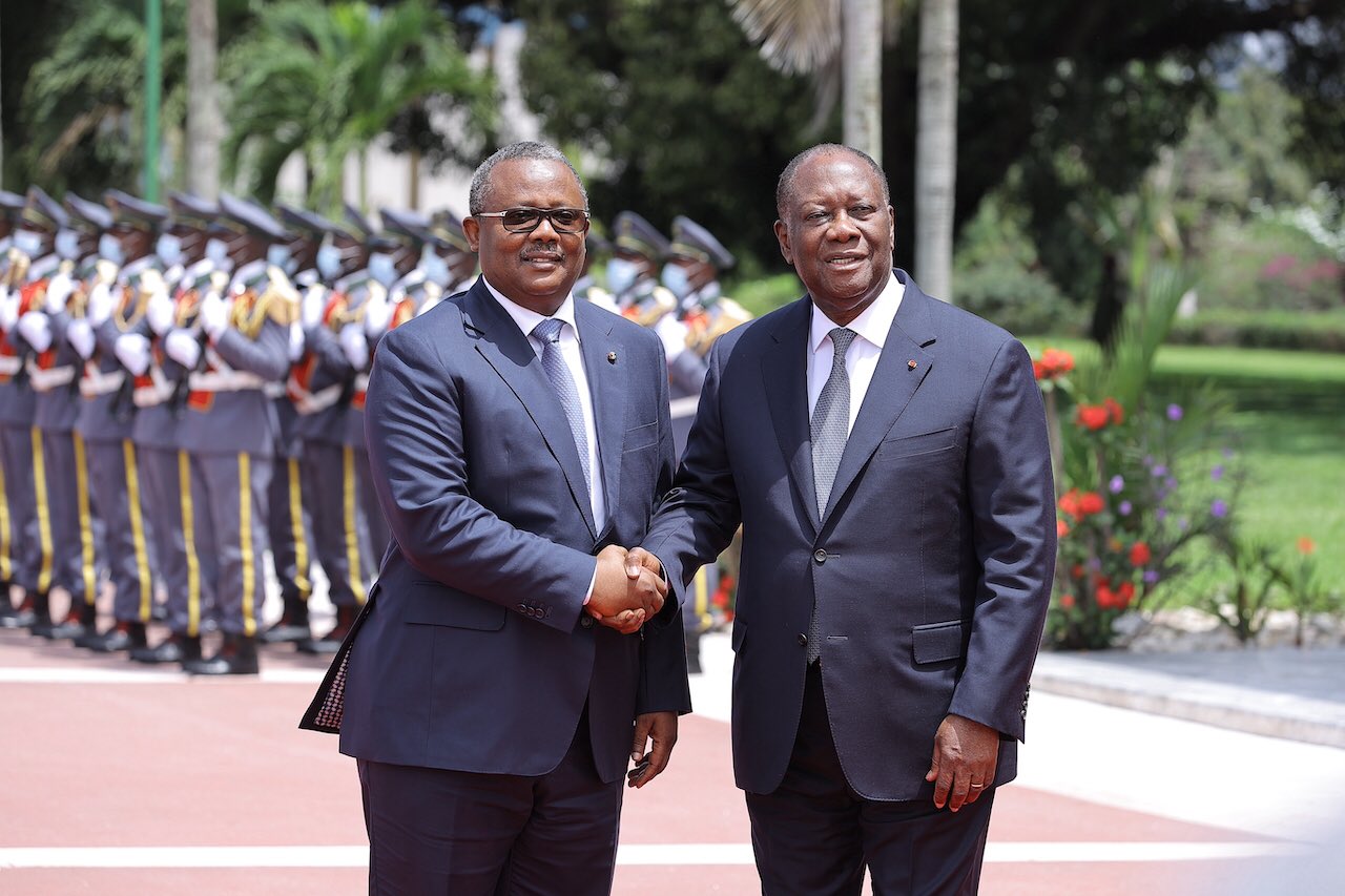الرئيس الإيفواري الحسن واتارا ورئيس "إيكواس" عمارو سيسوكو إمبالو 