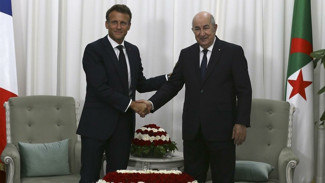 الرئيس الجزائري عبد المجيد تبون ونظيره الفرنسي إيمانويل ماكرون 