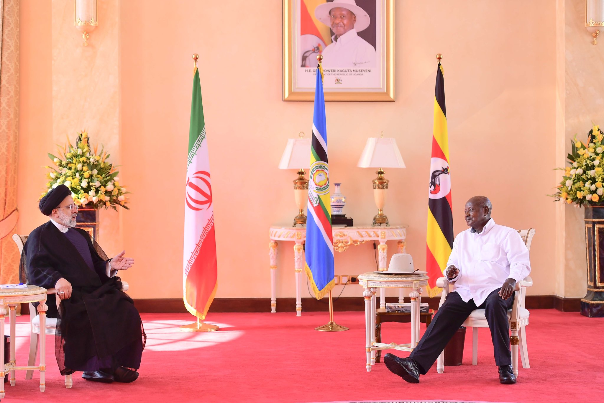 الرئيس الأوغندي يوري موسيفيني ونظيره الإيراني إبراهيم رئيسي 