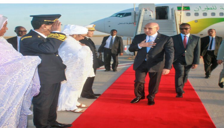 الرئيس محمد ولد الغزواني في مطار نواكشوط خلال عودته من إيطاليا ليل السبت (وما)