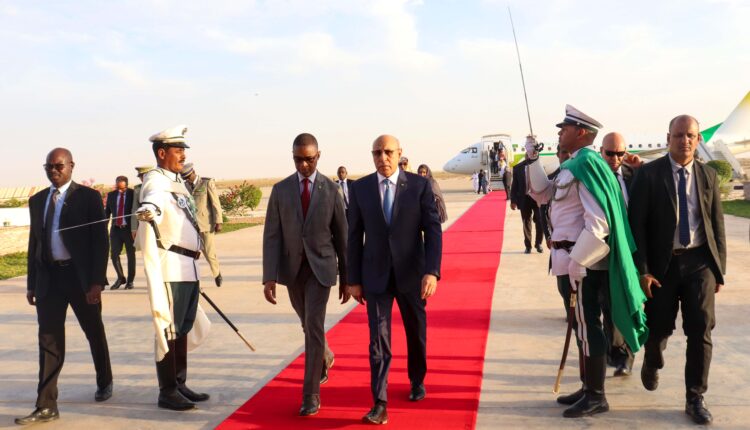 الرئيس محمد ولد الغزواني في المطار عائدا من النيجر (وما)