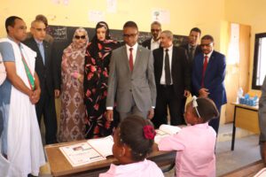 الوزير الأول محمد ولد بلال خلال زيارته لإحدى المدارس اليوم (وما)