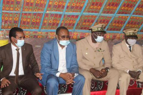 الوفد الرسمي المالي رفقة المسؤولين الموريتانيين خلال تقديم التعزية لذوي القتلى (إذاعة موريتانيا)
