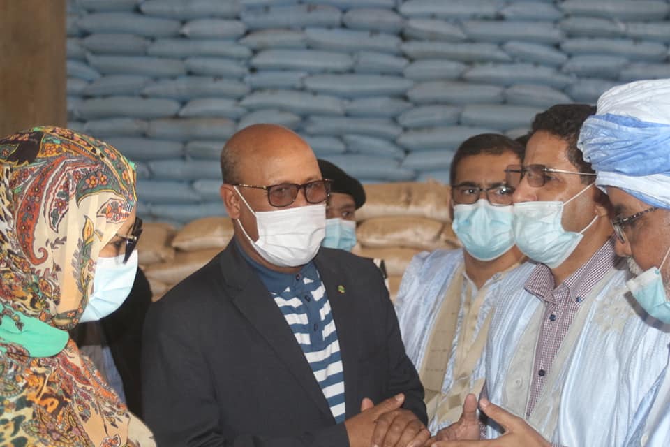 وزير الزراعة سيدنا ولد أحمد اعلي، ومفوضة الأمن الغذائي فاطمة بنت خطري خلال تفقد المخازن في روصو