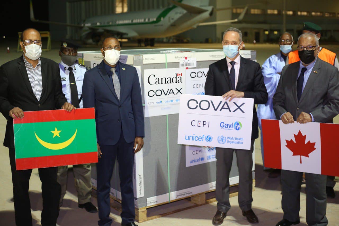 وزير الصحة خلال تسلم الدفعة الجديدة من القنصل الشرفي لكندا