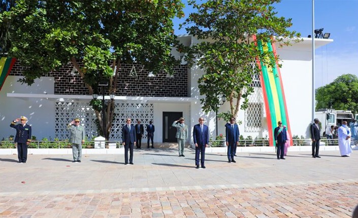 الرئيس محمد ولد الغزواني خلال ترؤس حفل رفع العلم الوطني صباح اليوم (وما)