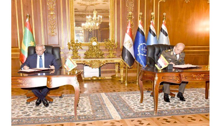 وزيرا دفاع البلدين خلال توقيع مذكرة التفاهم في القاهرة 