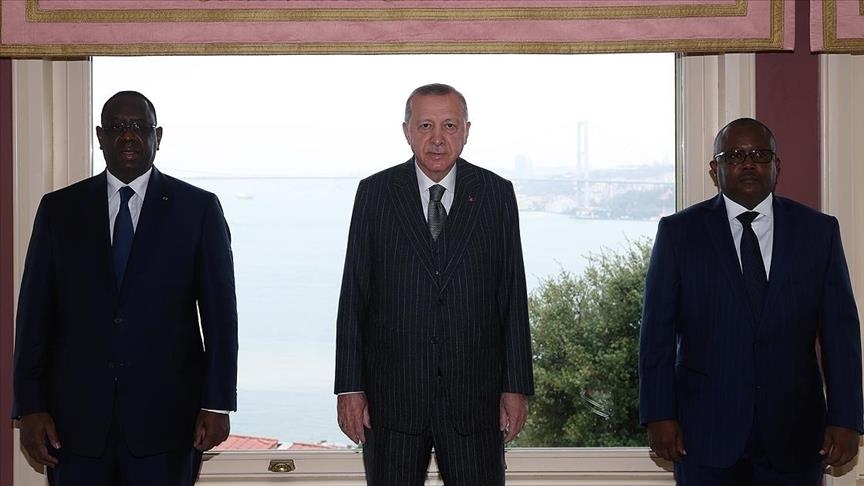 الرئيس التركي يقف بين ضيفيه اليوم السبت