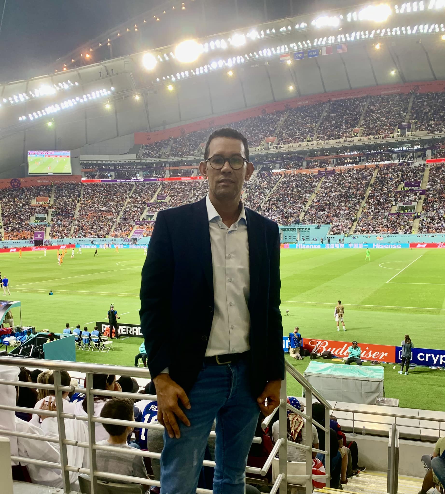  الإعلامي الرياضي، ومسؤول الإعلام في الاتحادية الموريتانية لكرة القدم محمد ولد اندح في أحد ملاعب كأس العالم في قطر