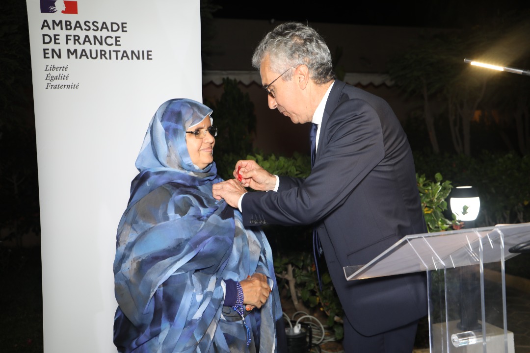 السفير الفرنسي يوشح رئيسة جهة نواكشوط بوسام شرف من الدرجة الأولى