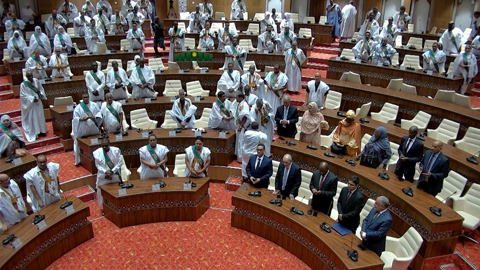 أعضاء البرلمان خلال جلسته الافتتاحية مساء الاثنين 