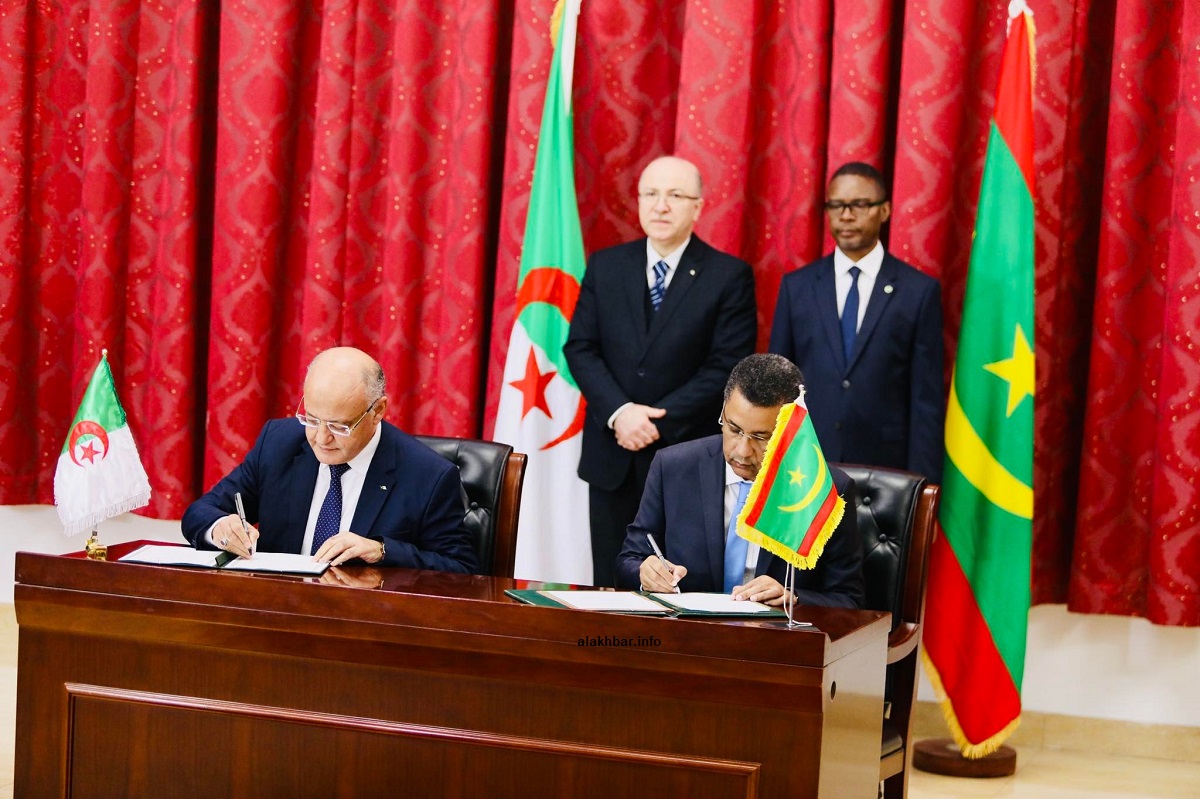 خلال توقيع إحدى الاتفاقيات ظهر اليوم في نواكشوط (الأخبار)