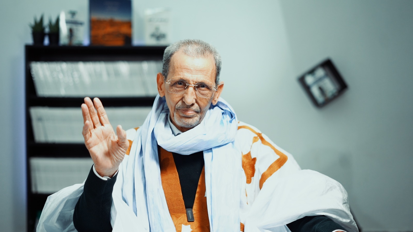 وزير الخارجية الموريتاني الأسبق محمد فال ولد بلال خلال حديث سابق للأخبار 