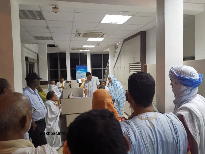 مواطنون داخل مكاتب الشركة الليلة قبيل منتصف الليل بقليل لإكمال إجراءات ذويهم في المغرب (الأخبار)