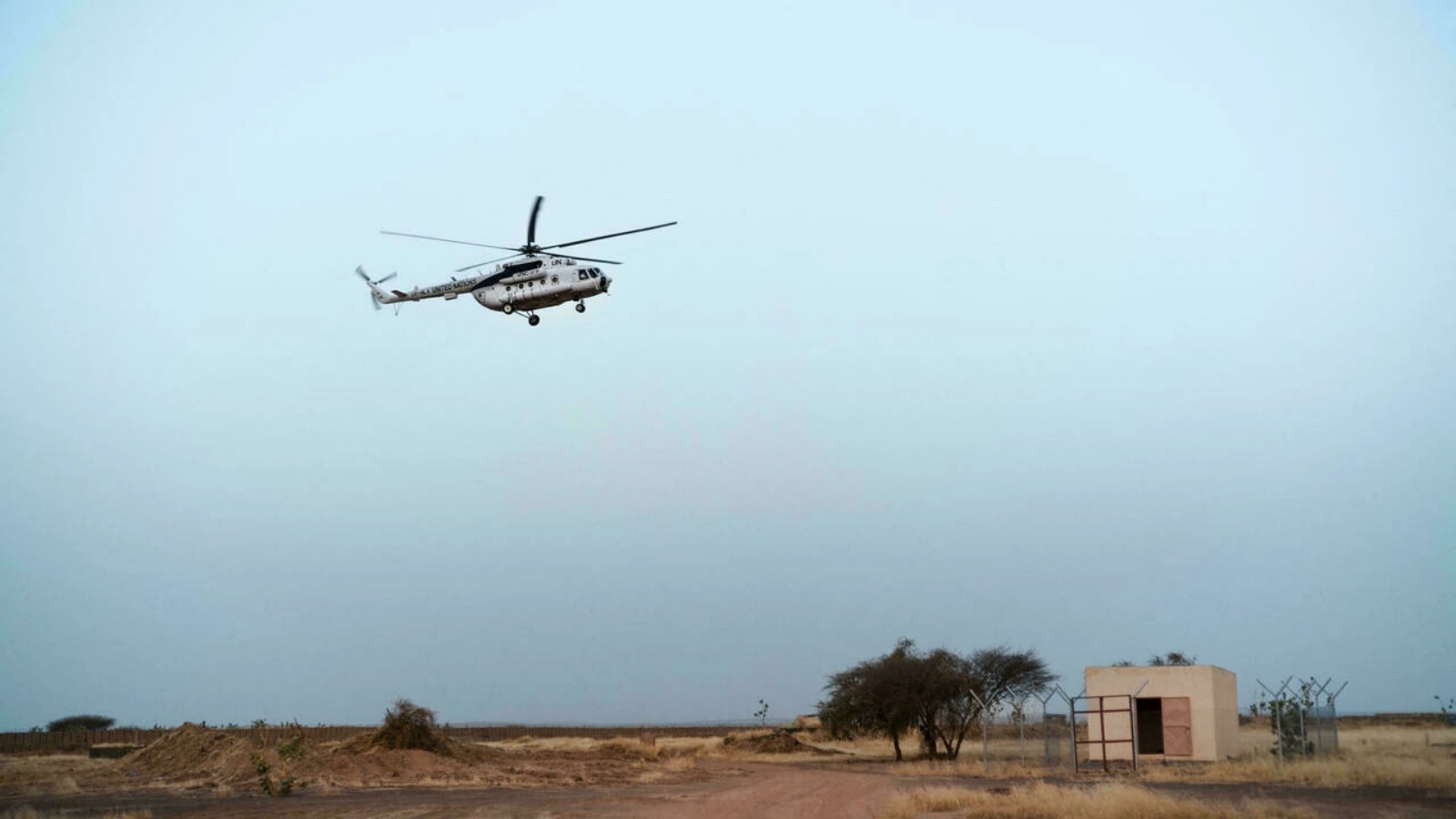 طائرة هيلكوبتر تابعة للبعثة الأممية خلال نزولها في مهبط بمينكا شمال مالي أكتوبر الماضي 