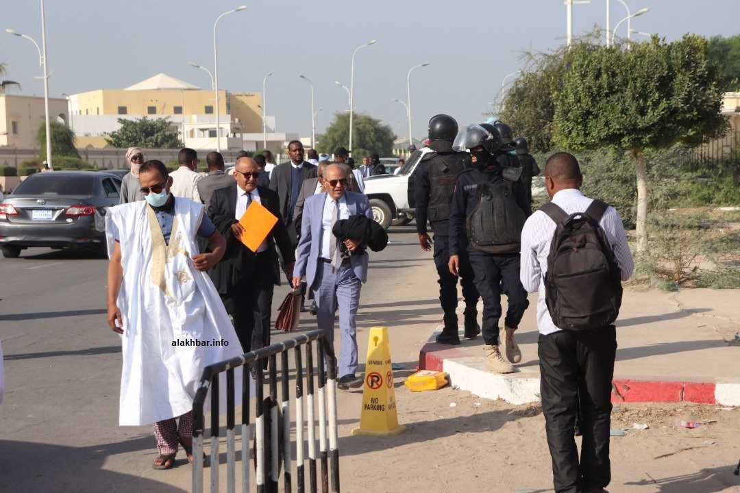 أعضاء في هيئة الدفاع عن المتهمين أمام قصر العدل بولاية نواكشوط الغربية (الأخبار)