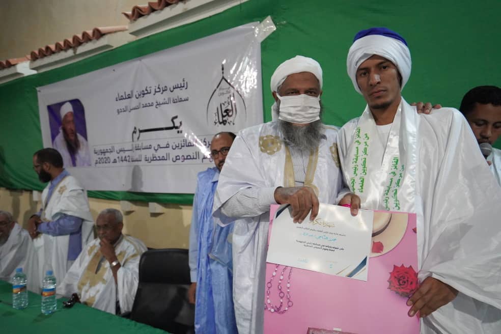 رئيس مركز تكوين العلماء في موريتانيا الشيخ محمد الحسن الددو خلال تقديم تكريم لأحد الطلبة