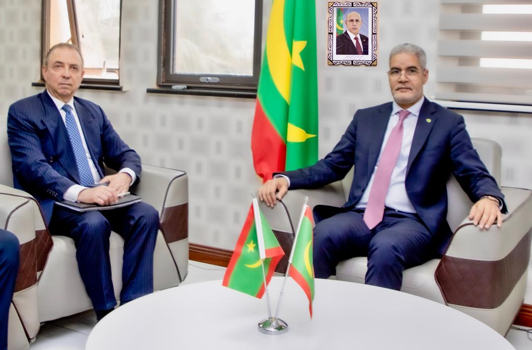 وزير الاقتصاد والمالية سيد أحمد ولد ابوه، والسفير الروسي بوريس زيلكو