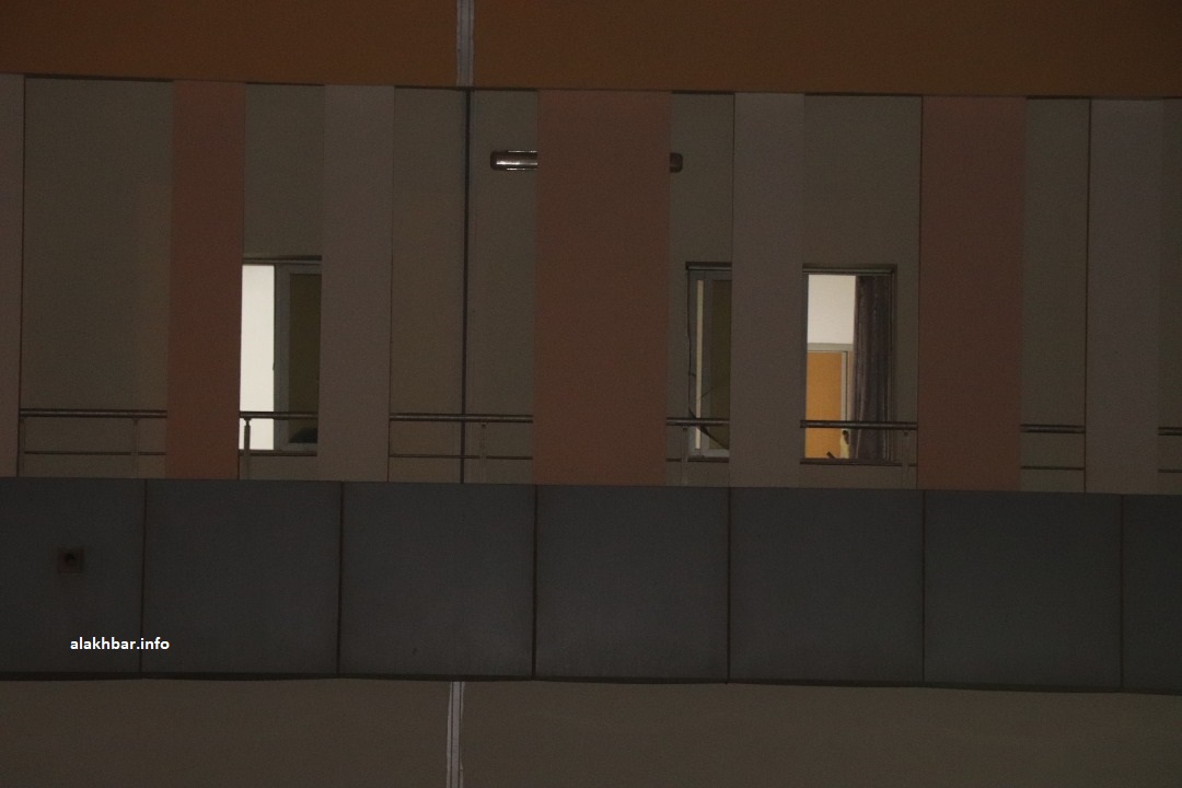 إحدى نوافذ الطابق الثاني للمستشفى الذي أكمل فيه الرئيس السابق يومه الخامس (الأخبار)