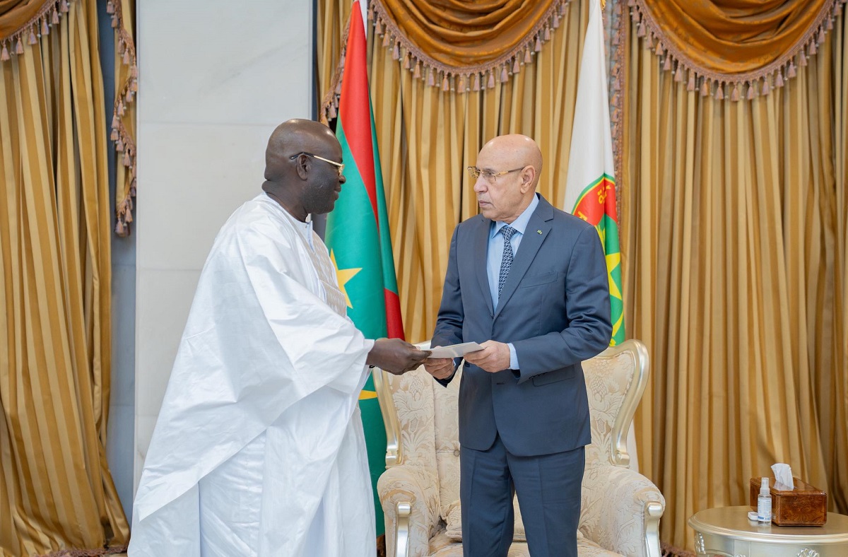 الرئيس محمد ولد الغزواني والمبعوث الخاص للرئيس الغامبي آمادو دينغ