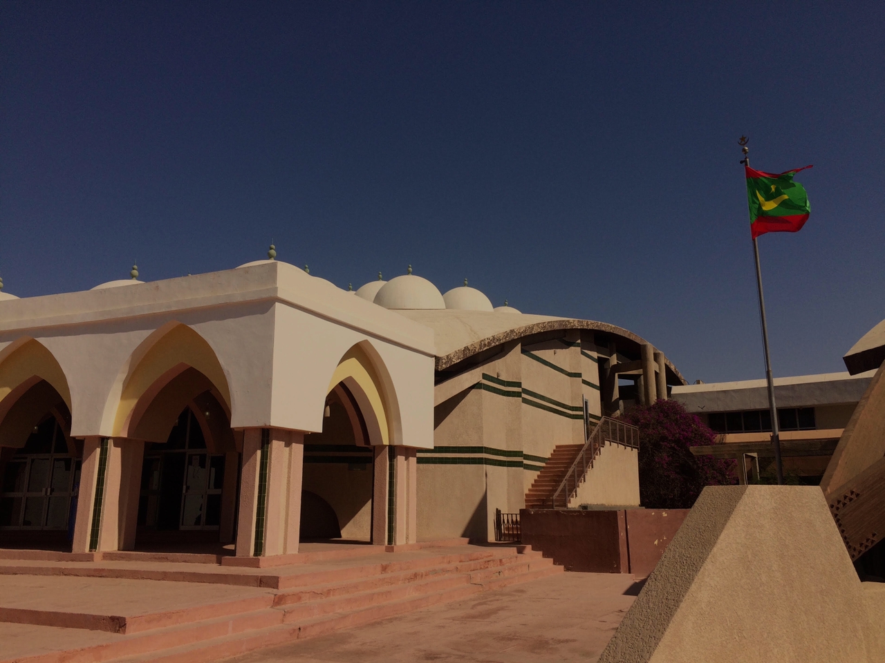 مدخل إحدى قاعات قصر العدل بولاية نواكشوط الغربية حيث تجري المحاكمة (الأخبار)