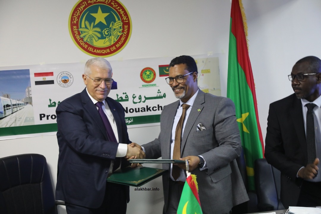 وزير التجهيز والنقل المختار ولد اليدالي، ورئيس مجلس إدارة المقاولون العرب السيد فاروق خلال توقيع المذكرة اليوم (الأخبار)