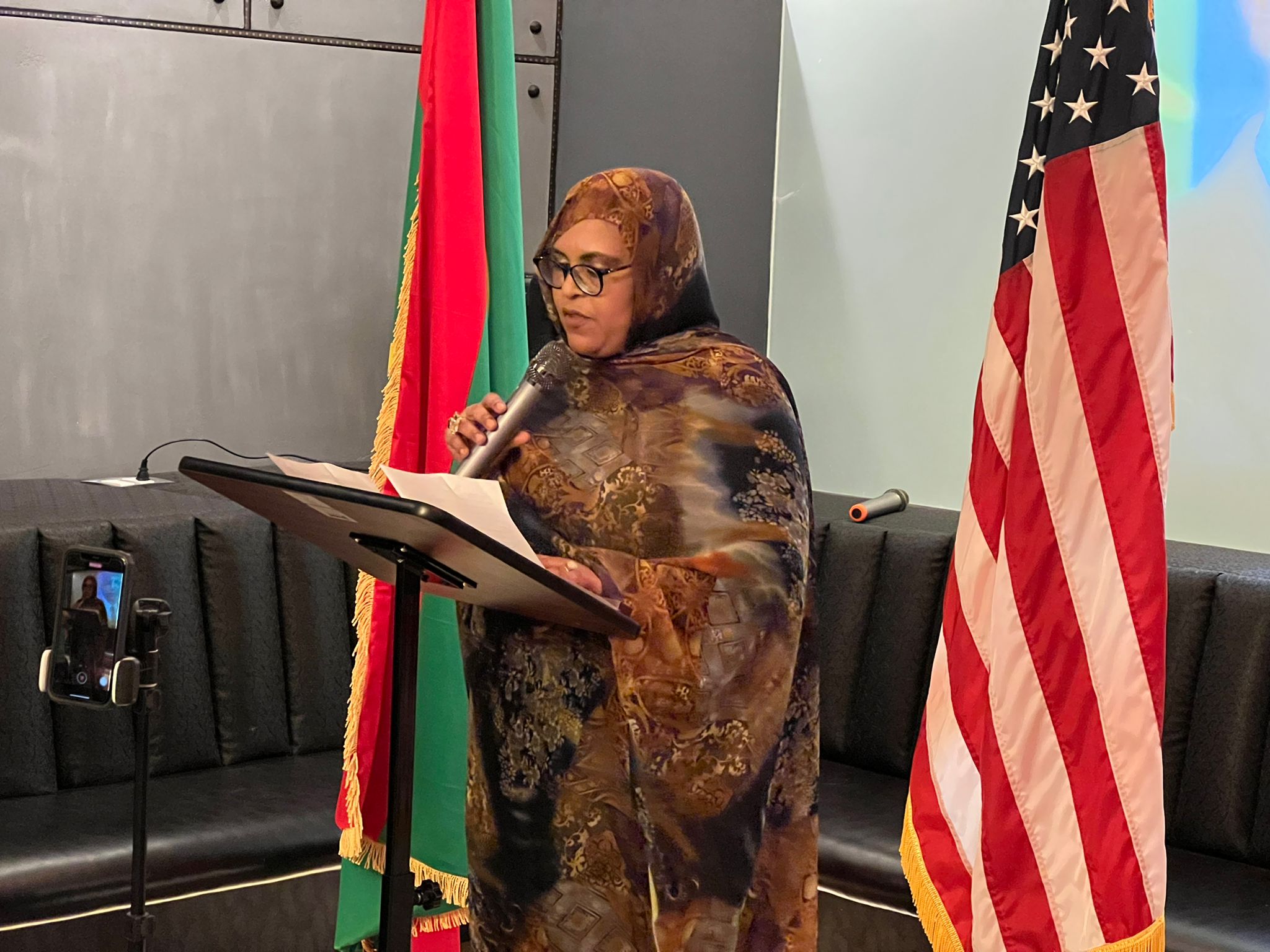 السفيرة الموريتانية في واشنطن سيس الشيخ بيده خلال كلمتها في الحفل مساء أمس