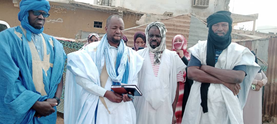 وفد المنظمة الحقوقية في مدينة روصو انتظارا للسماح له بزيارة السجناء