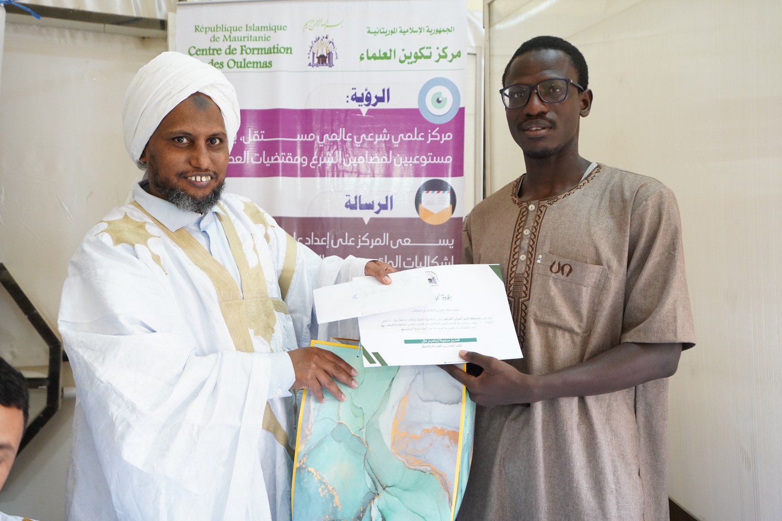 نائب المدير العام للمركز والمشرف على المسابقة الشيخ محفوظ إبراهيم فال خلال تكريم أحد الفائزين