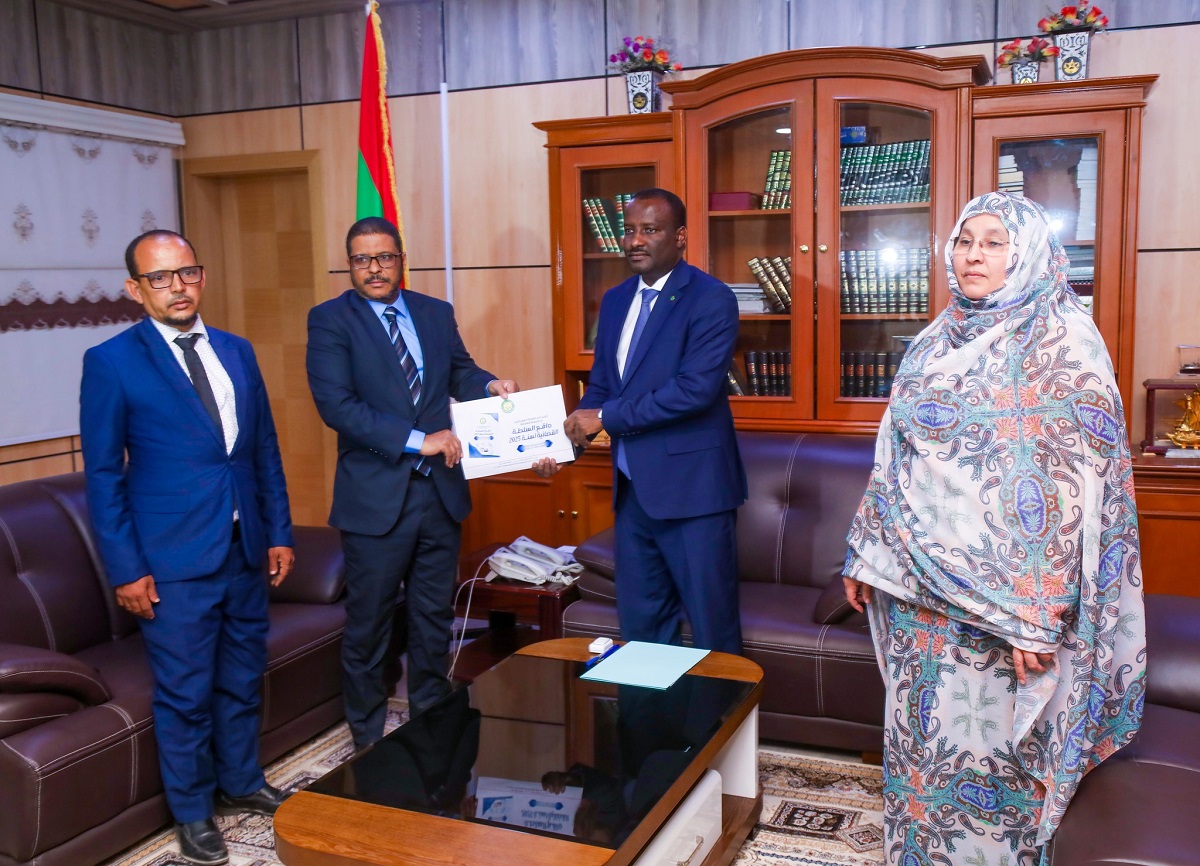 الأمين العام لنادي القضاة الموريتانيين القاضي مولاي اعل مولاي اعل خلال تسليم التقديم لوزير العدل محمد ولد اسويدات الثلاثاء الماضي