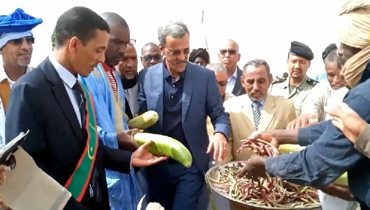 وزير التنمية الريفية ادي ولد الزين مع مزارعين في بلدية بو حديدة بولاية البراكنة