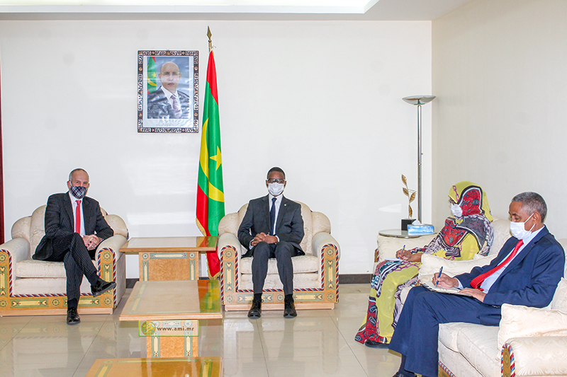 الوزير الأول محمد ولد بلال خلال لقائه مع السفير البريطاني سايمون بايدن (وما)