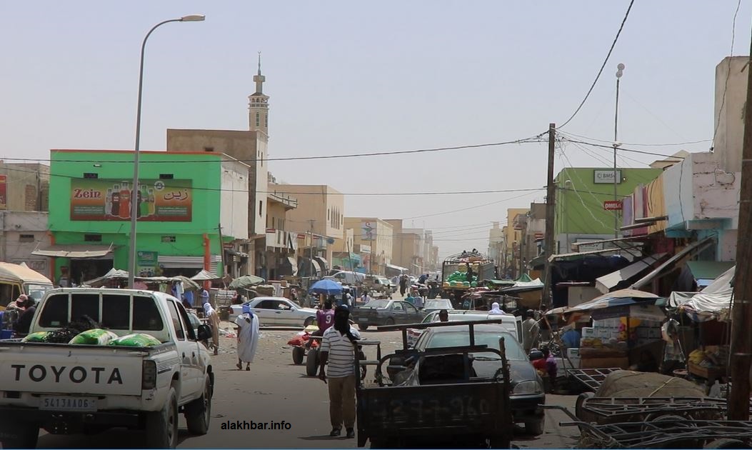 حركة العربات في الشارع المعروف شعبيا بـ"شارع الرزق" 
