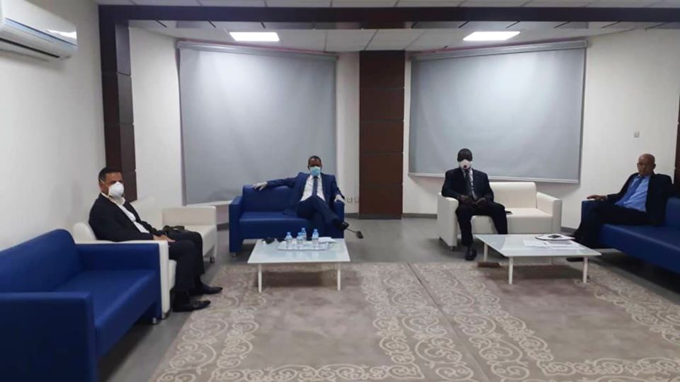 وزير التجهيز والنقل محمدو أحمدو امحيميد خلال لقائه مع المدير العام لشركة "آفرو بورت"