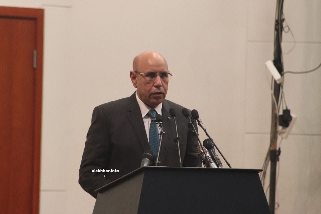 الرئيس محمد ولد الغزواني خلال خطاب له أمام رجال الأعمال بقصر المؤتمرات القديم إبريل الماضي (الأخبار - أرشيف)