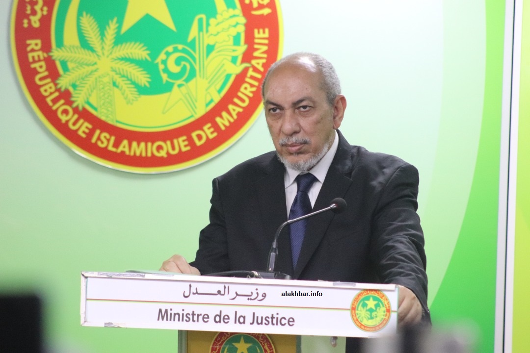 وزير العدل محمد محمود ولد بيه خلال مؤتمر صحفي مساء اليوم (الأخبار)