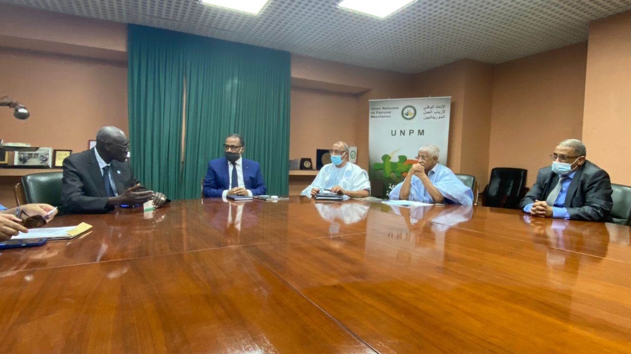 رئيس اتحاد أرباب العمل الموريتانيين زين العابدين الشيخ أحمد خلال لقائه مع الأمين التنفيذي للنسخة التاسعة من المنتدى العالمي للمياه بالسنغال عبدولاي سيني