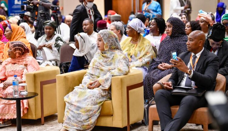 حرم الرئيس مريم محمد فاضل الداه خلال مشاركته في الجلسة