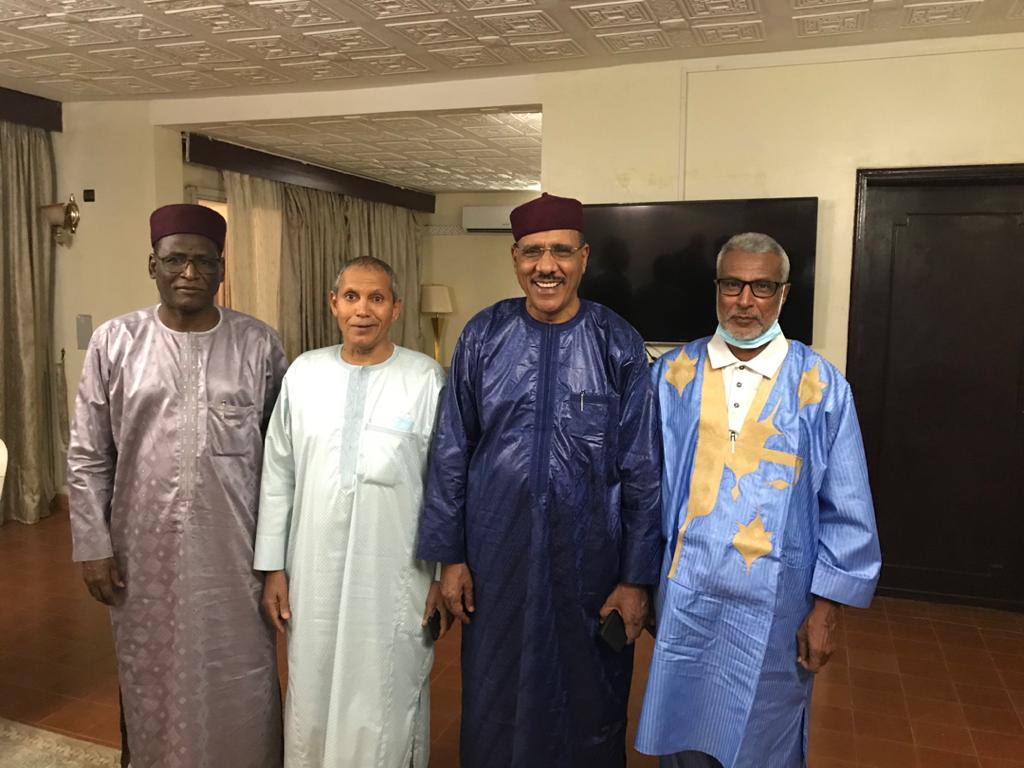 رئيس حزب الاتحاد والتغيير الموريتاني "حاتم" صالح ولد حننا إلى جانب رئيس النيجر المنتخب محمد بازوما